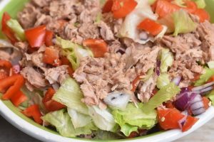Salade nicoise med tun, æg & dressing - nem 