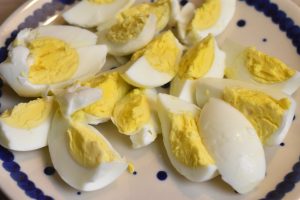 Salade nicoise med tun, æg & dressing - nem 