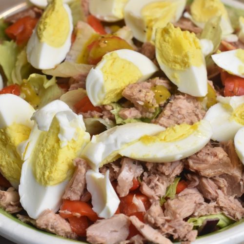 Salat nicoise med tun, æg og dressing - nem