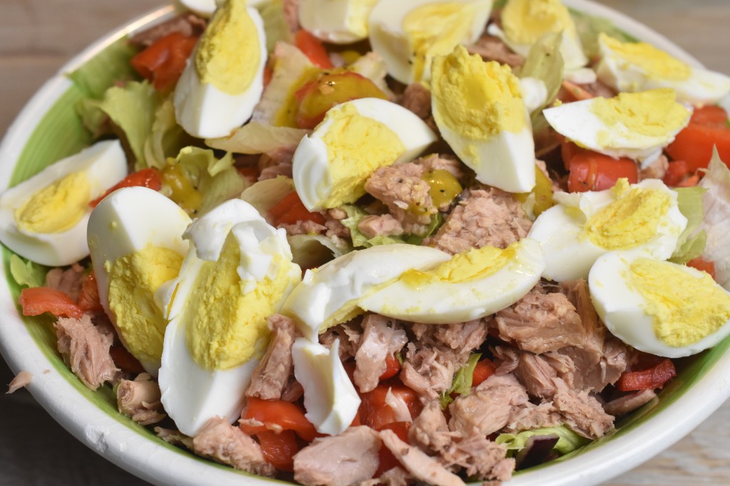 Salat nicoise med tun, æg og dressing - nem