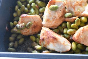 Kylling med edamame bønner i ovn - nem ret 