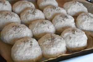 Yoghurtboller med havregryn opskrift på boller