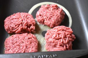 Hakkebøf i fad med porrer - bøf i ovn