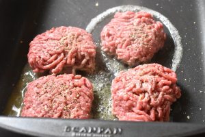 Hakkebøf i fad med porrer - bøf i ovn