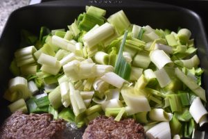 Hakkebøf i ovn med porrer - hakkebøf i fad