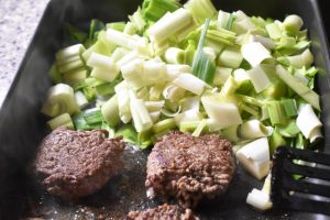 Hakkebøf i fad med porrer - bøf i ovn