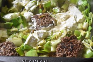 Hakkebøf i fad med porrer - bøf i ovn