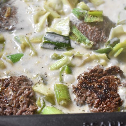 Hakkebøf i ovn med porrer - hakkebøf i fad