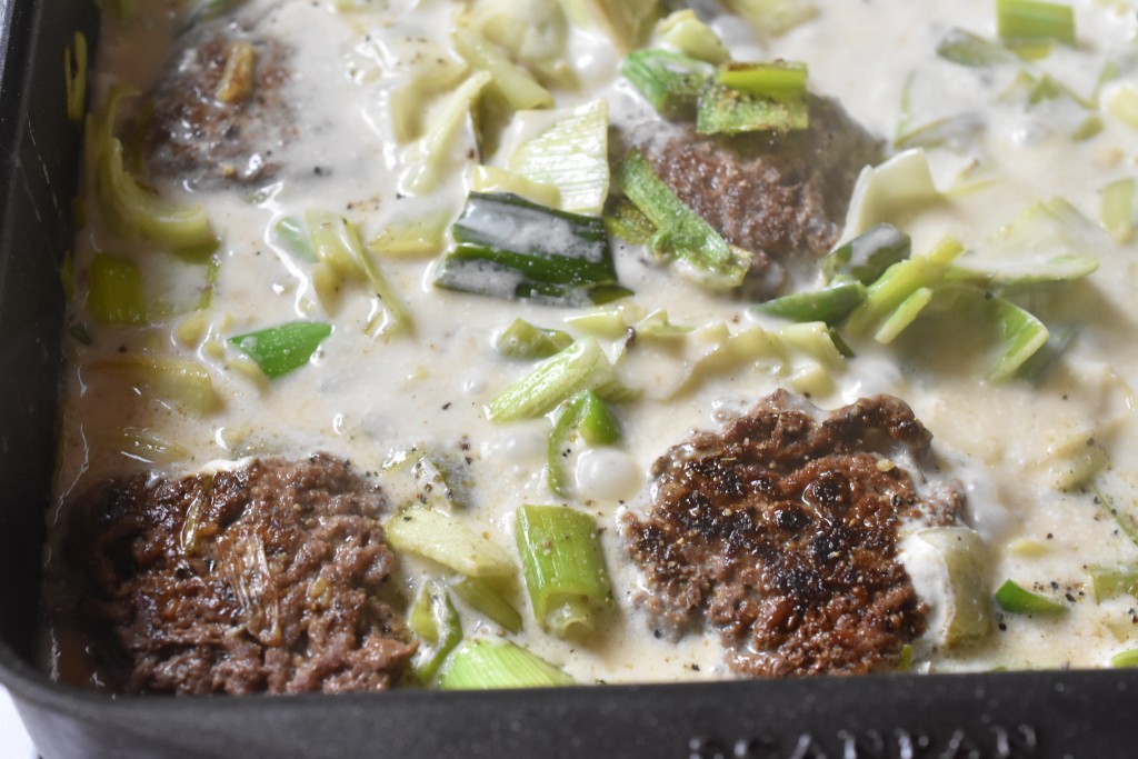 Hakkebøf i ovn med porrer - hakkebøf i fad