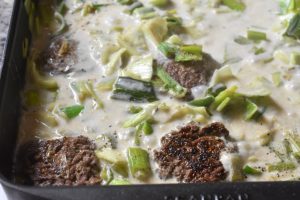 Hakkebøf i fad med porrer - bøf i ovn