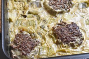 Hakkebøf i fad med porrer - bøf i ovn