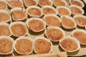 Gulerodsmuffins med ostecreme - svampede