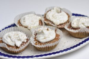 Gulerodsmuffins med ostecreme - svampede