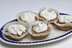 Gulerodsmuffins med ostecreme - svampede