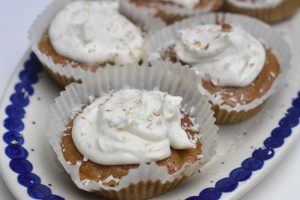 Gulerodsmuffins med ostecreme - svampede