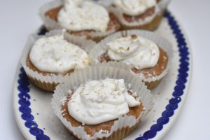 Gulerodsmuffins med ostecreme - svampede