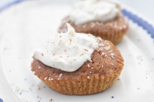 Gulerodsmuffins med ostecreme - svampede
