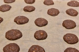 Chokolade cookies med marcipan & Amaretto