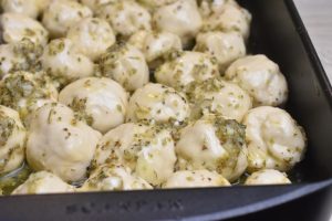 Hjemmelavet hvidløgsbrød med ost – brydebrød 