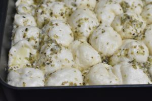 Hjemmelavet hvidløgsbrød med ost – brydebrød 