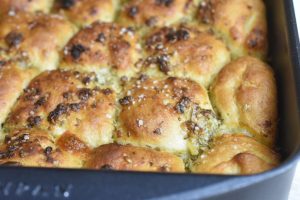 Hjemmelavet hvidløgsbrød med ost – brydebrød 