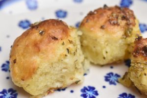 Hjemmelavet hvidløgsbrød med ost – brydebrød 