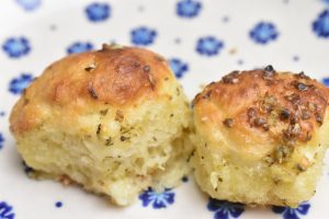 Hjemmelavet hvidløgsbrød med ost – brydebrød 