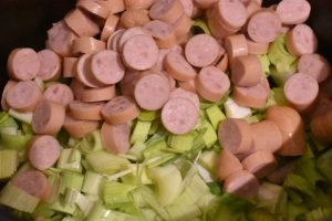 Svensk pølseret med pasta & porrer - one pot