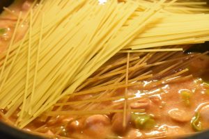 Svensk pølseret med pasta & porrer - one pot