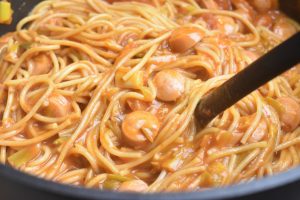Svensk pølseret med pasta & porrer - one pot