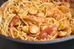 Svensk pølseret med pasta & porrer - one pot