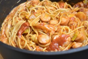 Svensk pølseret med pasta & porrer - one pot