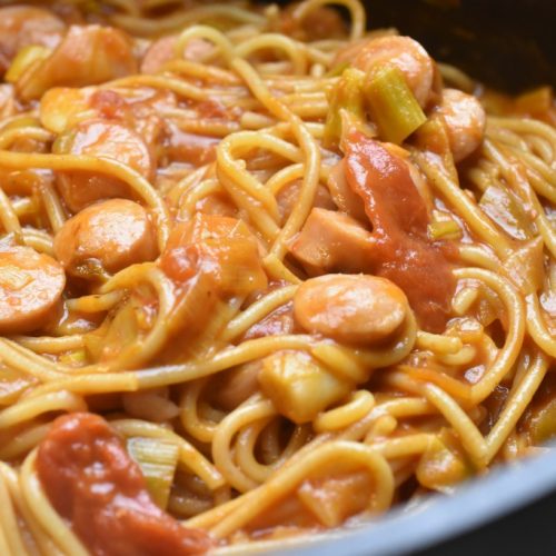 Svensk pølseret med pasta & porrer - one pot