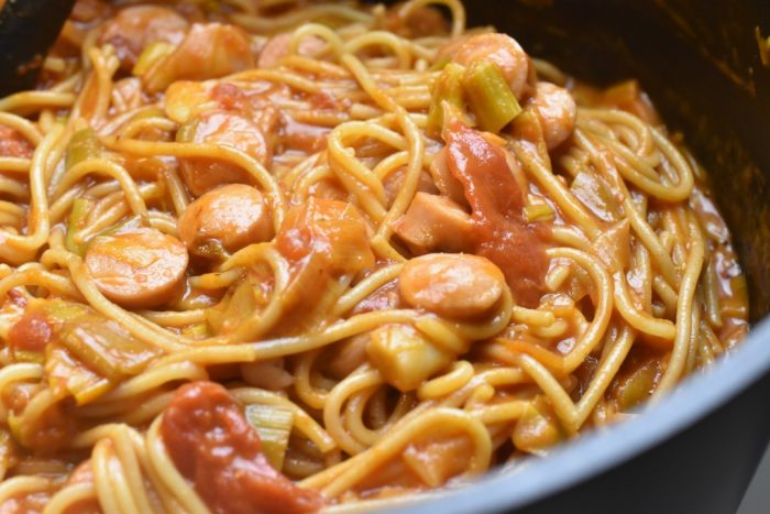 Spaghetti med pølser, ketchup og løg – stegt pasta