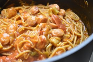 Svensk pølseret med pasta & porrer - one pot