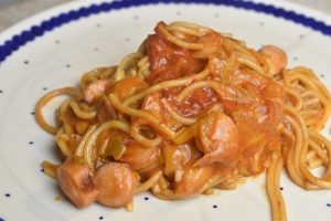 Svensk pølseret med pasta & porrer - one pot