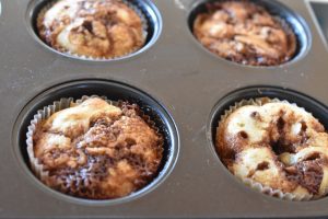 Kanelsnegle muffins med kanelremonce - nem opskrift uden gær