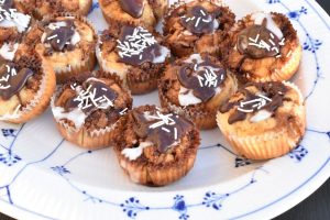 Kanelsnegle muffins med kanelremonce - nem opskrift uden gær