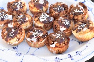 Kanelsnegle muffins med kanelremonce - nem opskrift uden gær