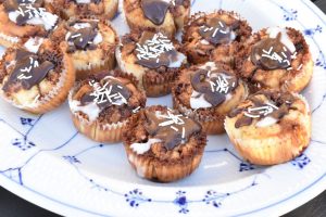 Kanelsnegle muffins med kanelremonce - nem opskrift uden gær