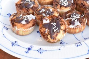 Kanelsnegle muffins med kanelremonce - nem opskrift uden gær