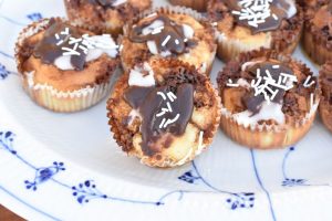 Kanelsnegle muffins med kanelremonce - nem opskrift uden gær