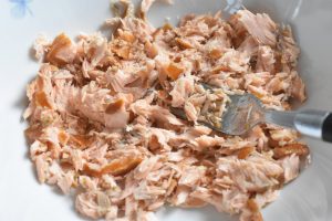 Laksesalat med varmrøget laks - nem opskrift