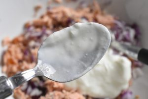 Laksesalat med varmrøget laks - nem opskrift