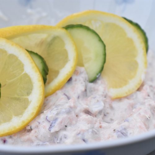 Laksesalat med varmrøget laks - nem opskrift