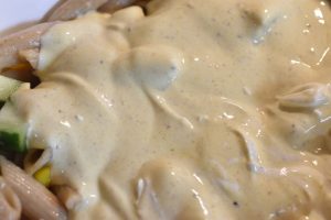 Pastasalat med kylling bacon & karry dressing