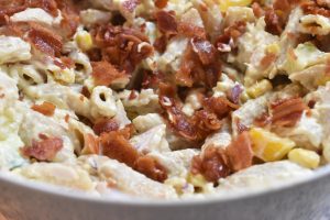 Pastasalat med kylling bacon & karry dressing