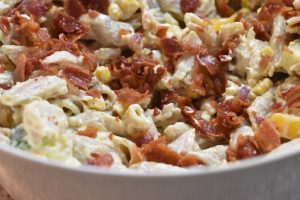 Pastasalat med kylling bacon & karry dressing