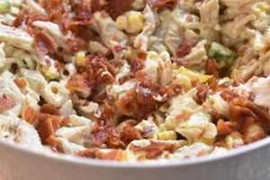 Pastasalat med kylling bacon & karry dressing