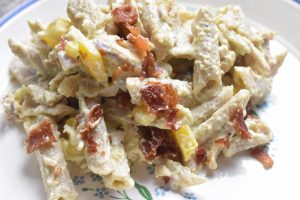 Pastasalat med kylling bacon & karry dressing